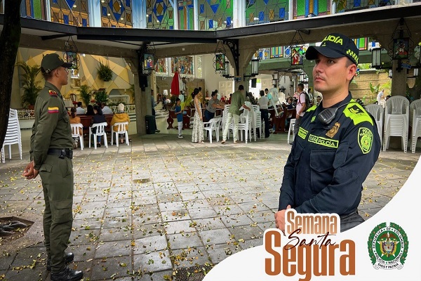 Dos Policías en acompañamiento en domingo de ramos en iglesia