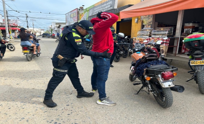 Un polic&iacute;a practicando un registro a una persona 