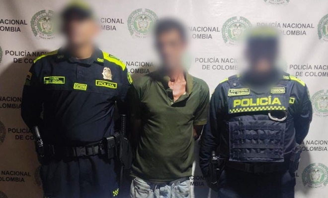 Dos funcionarios policiales y una persona capturada