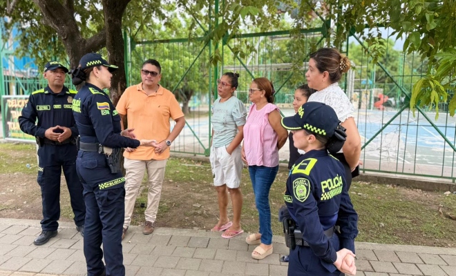 tres uniformados con cinco ciudadanos en el barrio santa elena en la ciudad de montería