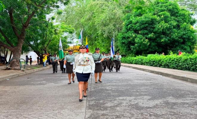 Uniformados listos para el desfile en honor del Día de la Independencia de Colombia