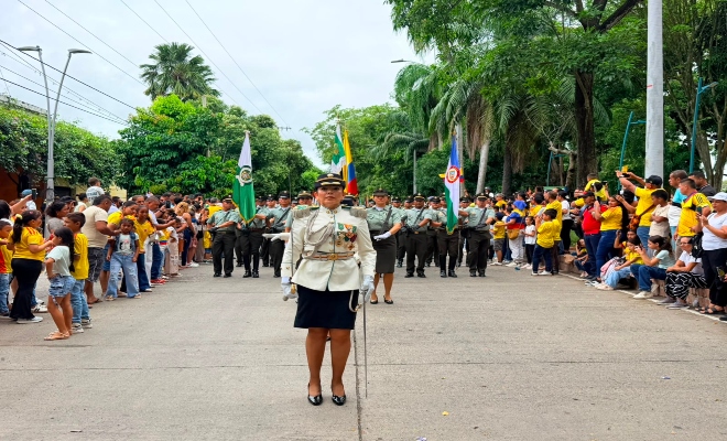 Uniformada Posando para el desfile del 20 Julio sobre la avenida primera de Montería