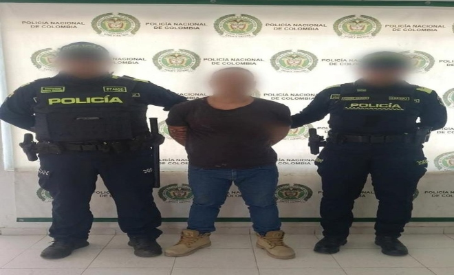 Dos uniformados custodiando una personas capturadas por el delito de Lesiones Personales