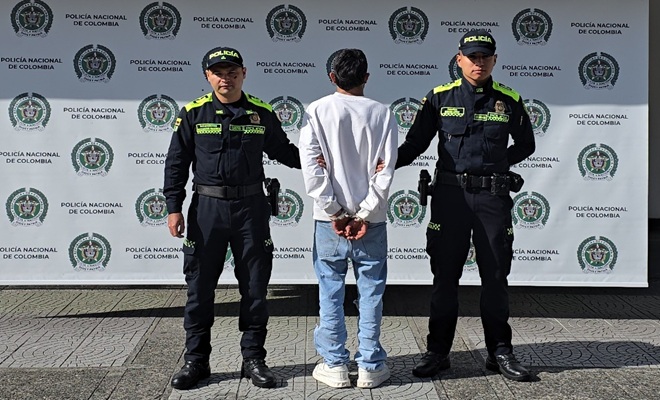 dos uniformados y un capturado 
