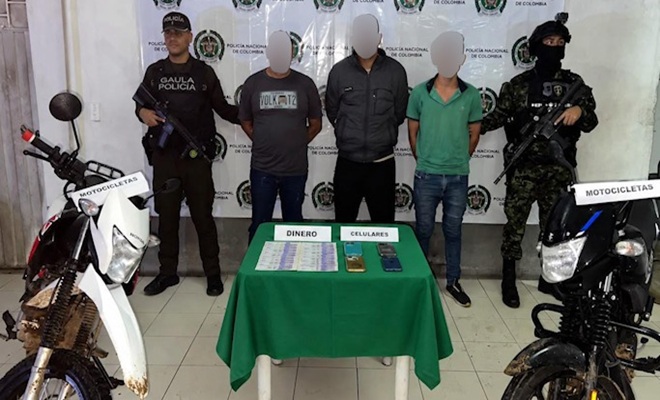 Tres capturados, dos policías, elementos incautados y dos motocicletas