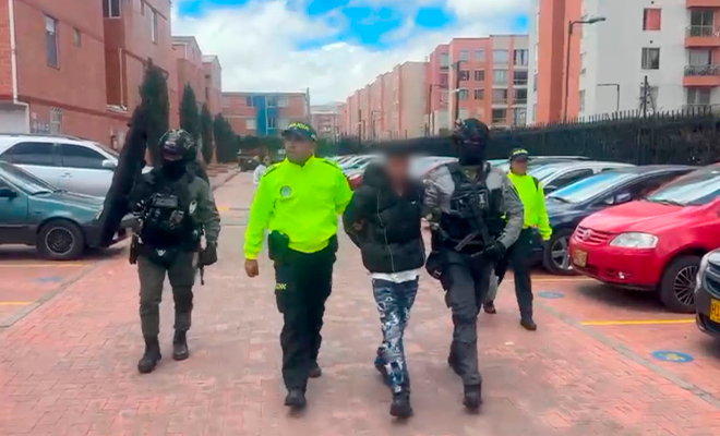 Capturado por los delitos de lavado de activos y enriquecimiento ilícito, es traslado por la Policía Nacional.