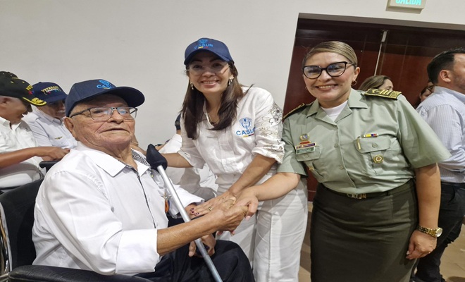Tres generaciones de la Policía Nacional en el día del veterano