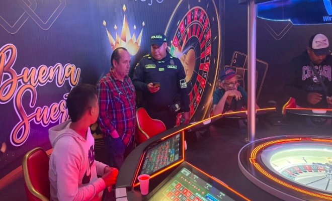funcionario policial realizando consulta de antecedentes 