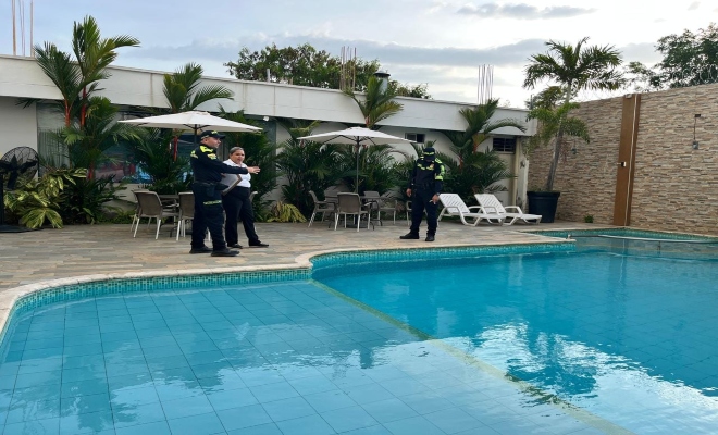 dos uniformados de la Policía Nacional acompaña preventivas en piscinas en la ciudad de montería 
