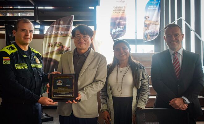 Un polícia entregando un reconocimiento