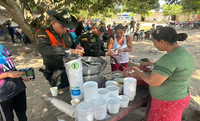 Un policía trabajando con la comunidad