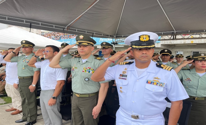 varios uniformados de la policía nacional en ceremonia de ascenso años 2026