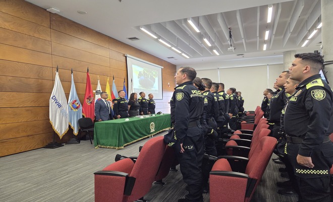 Varios policias firmes durante el minuto de silencio