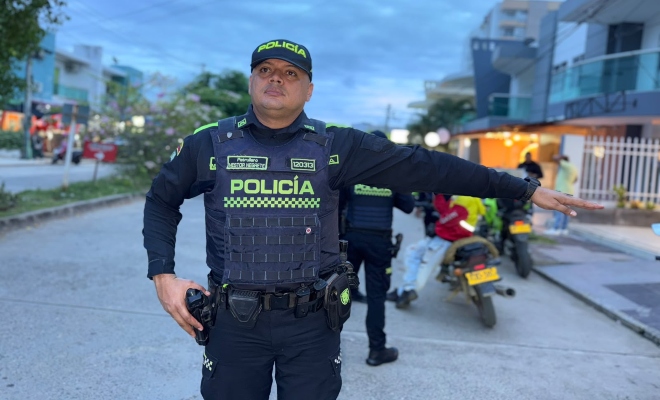 Funcionario policial realizando actividades de control