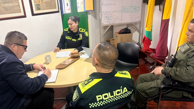 Policias reunidos en el despacho del burgomaestre local