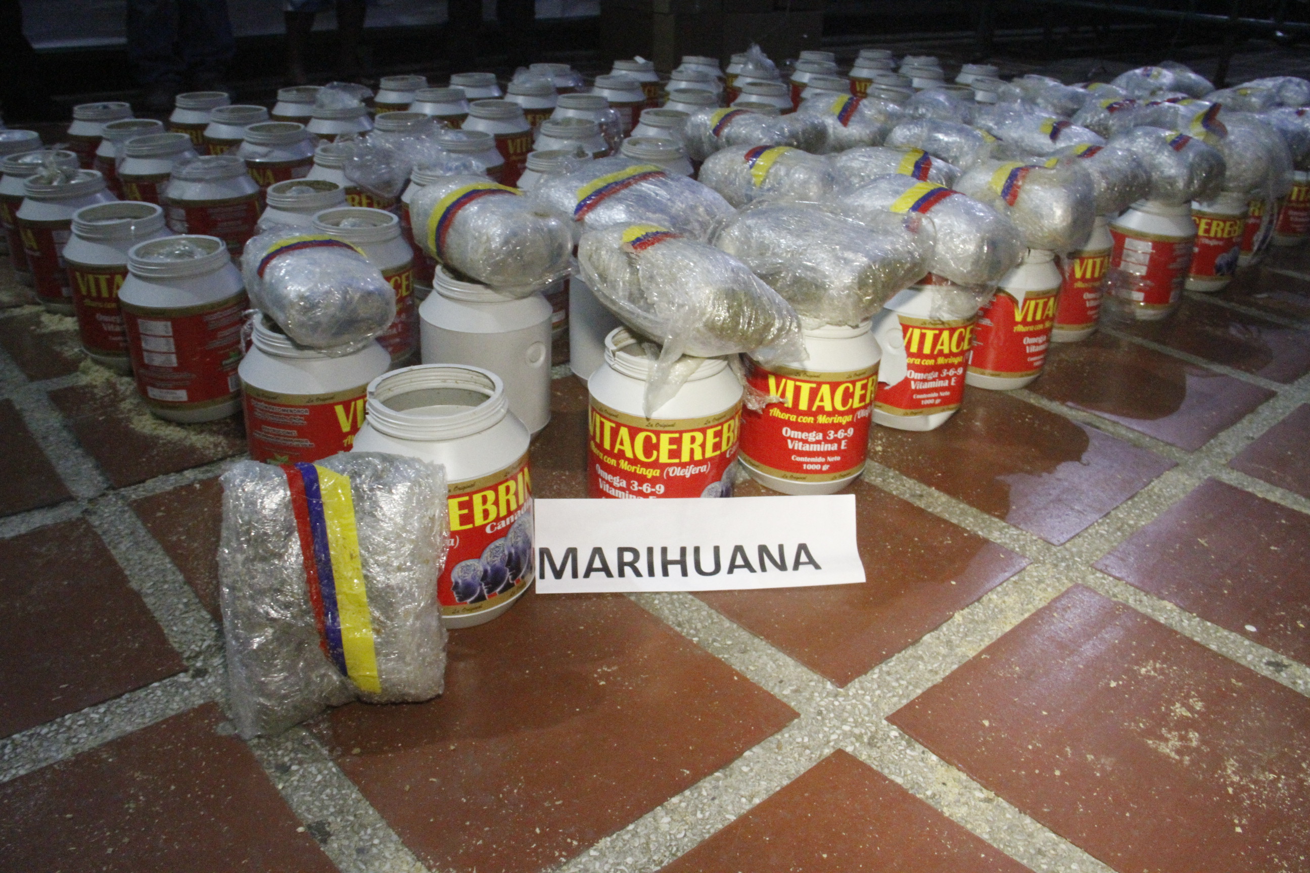 Policía captura a dos hombres que transportaban marihuana en tarros de producto comercial