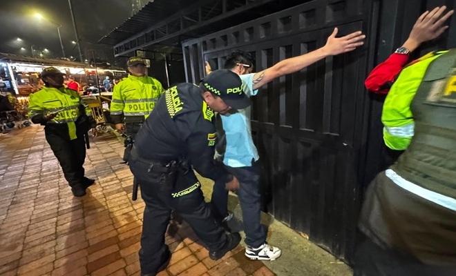 4 policías, dos ciudadanos 