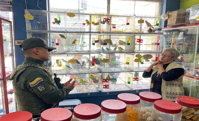 un funcionario policial de carabineros y una mujer