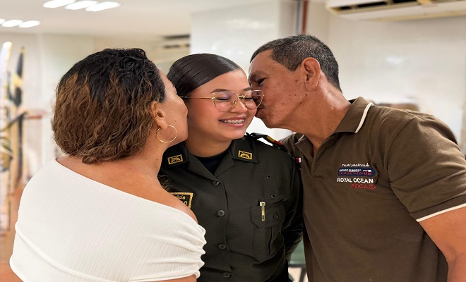 Una auxiliar de Policía acompañada de sus dos padres 