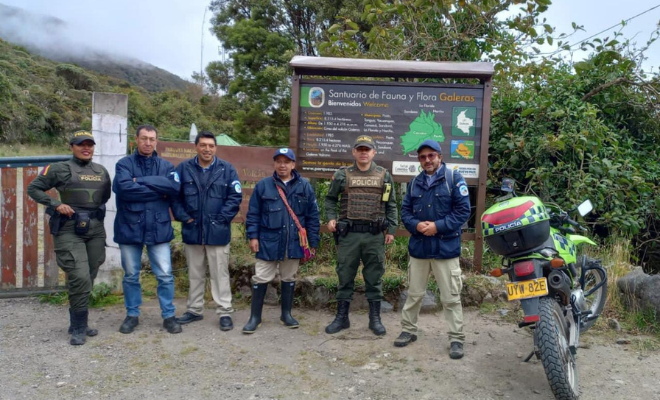 Policías en compañía de guías turísticos 