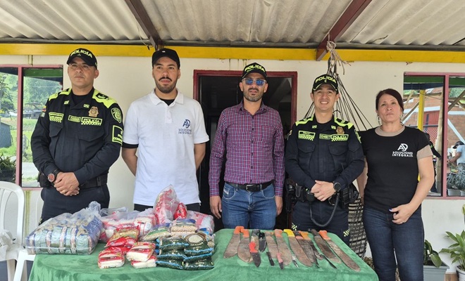 Dos policías en compañía de articulación interinstitucional