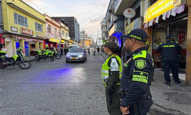 Dos uniformados garantizando la seguridad en las calles