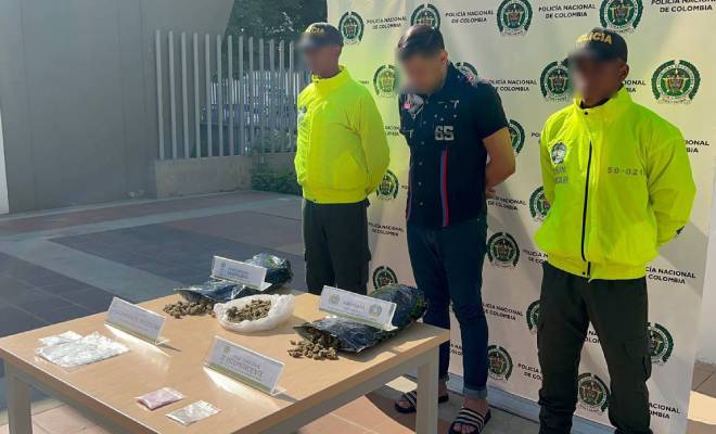 Persona capturada-policías custodiando