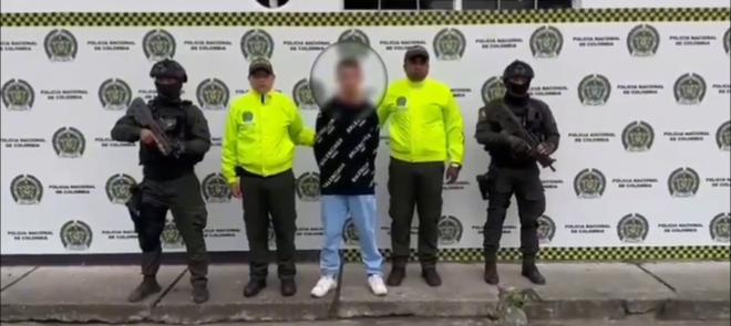 Persona capturada-policías custodiando