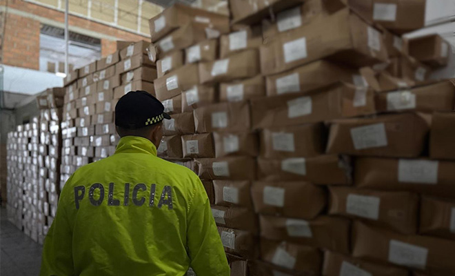 policia de espalda revisando mercancia incuatada