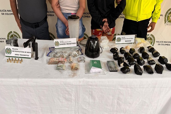 Elementos incautados, dos armas de fuego, 350 gramos de base de coca y cuatro millones de pesos
