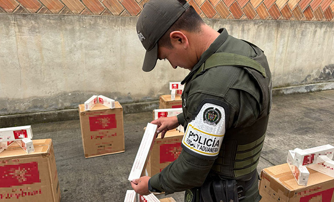 policia revisando cigarrillos decomisados