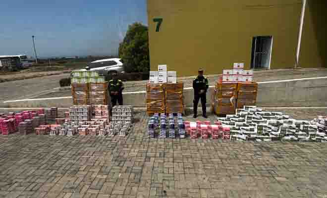 Policía custodiando cosmeticos decomisados