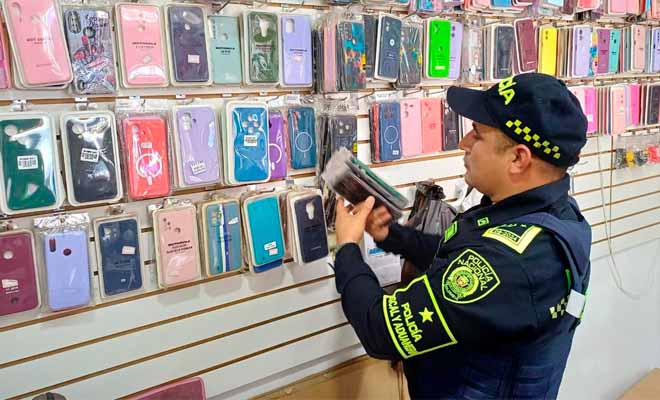 Un polic&iacute;a revisando accesorios para celular