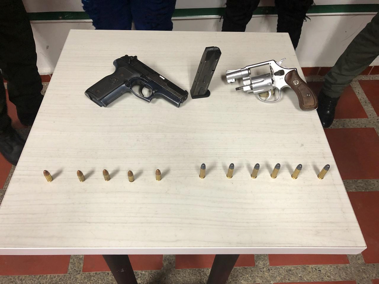 La-rápida-reacción-del-cuadrante-permitió-la-captura-dos-personas-por-porte-ilegal-de arma-de-fuego-en-Quibdó.