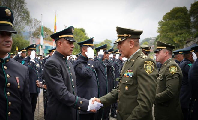 policias en ceremonia de ascenso 