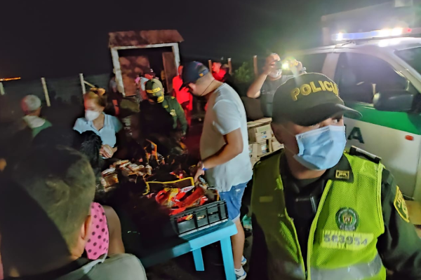 Policía-entrega-ayudas-a-damnificados-en-la-boquilla