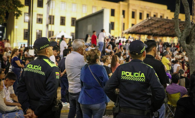 Polic&iacute;as realizando acompa&ntilde;amiento a la ciudadan&iacute;a en evento religioso 