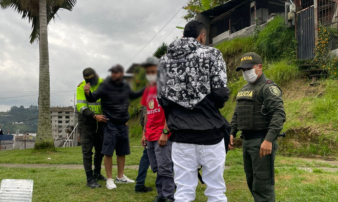 Policías requisando personas