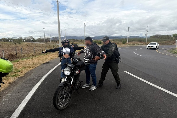 Policía practica registro a persona a ciudadano