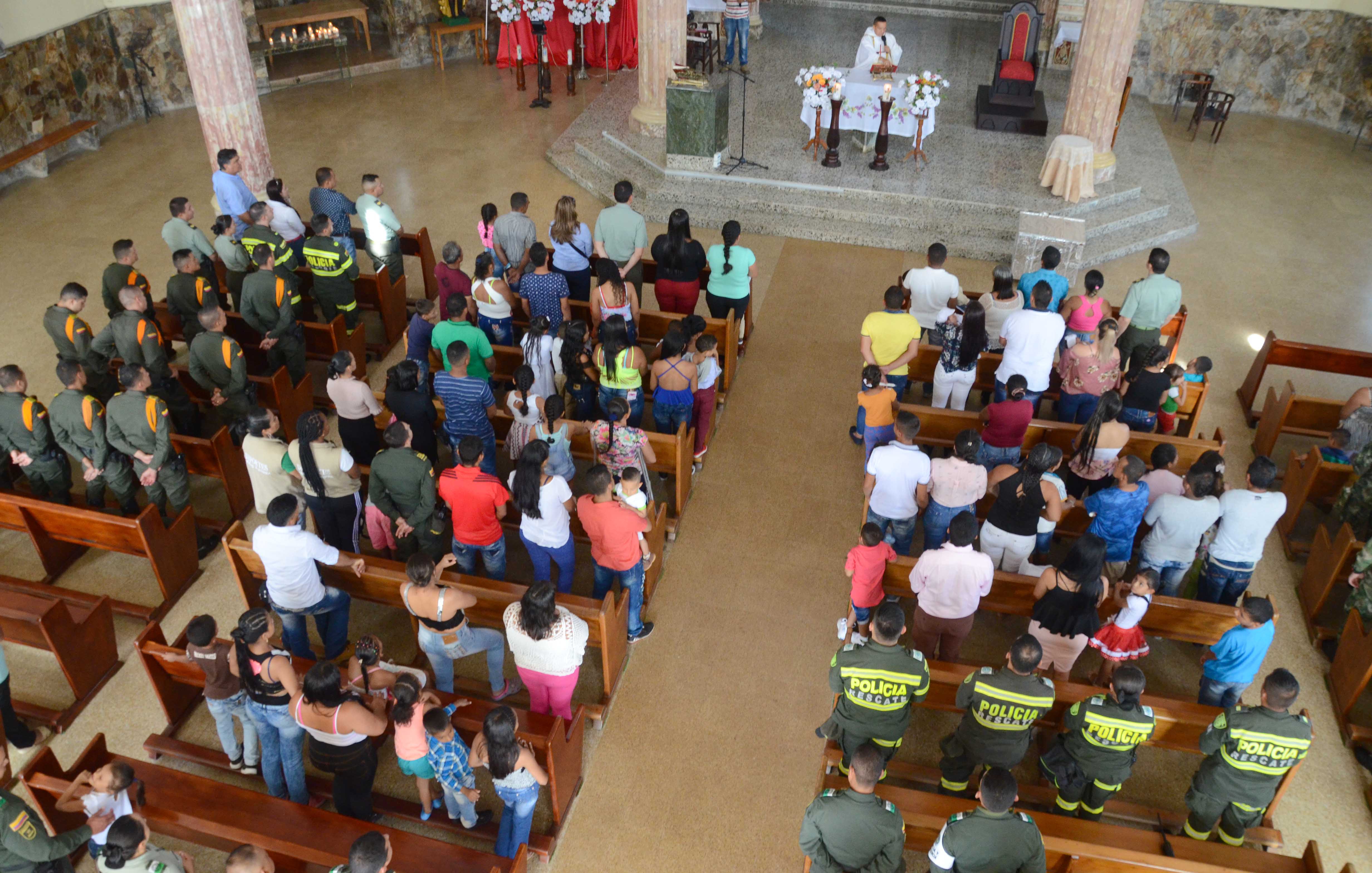 Tras-varias-semanas-de-haber-evacuado-de-puerto-Valdivia-los-niños-reciben-el-sacramento-