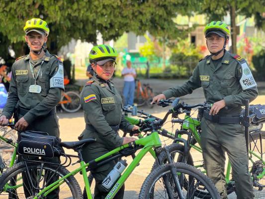 Uniformados de la Polic&iacute;a Nacional integran el grupo de patrullaje en bicicleta durante actividades de vigilancia y prevenci&oacute;n