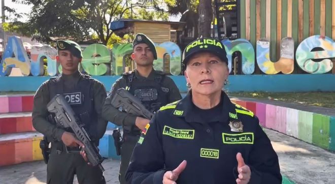 Brigadier general al lado de dos polic&iacute;as