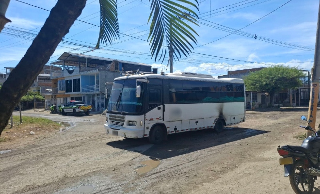 bus blanco en via sin pavimentar