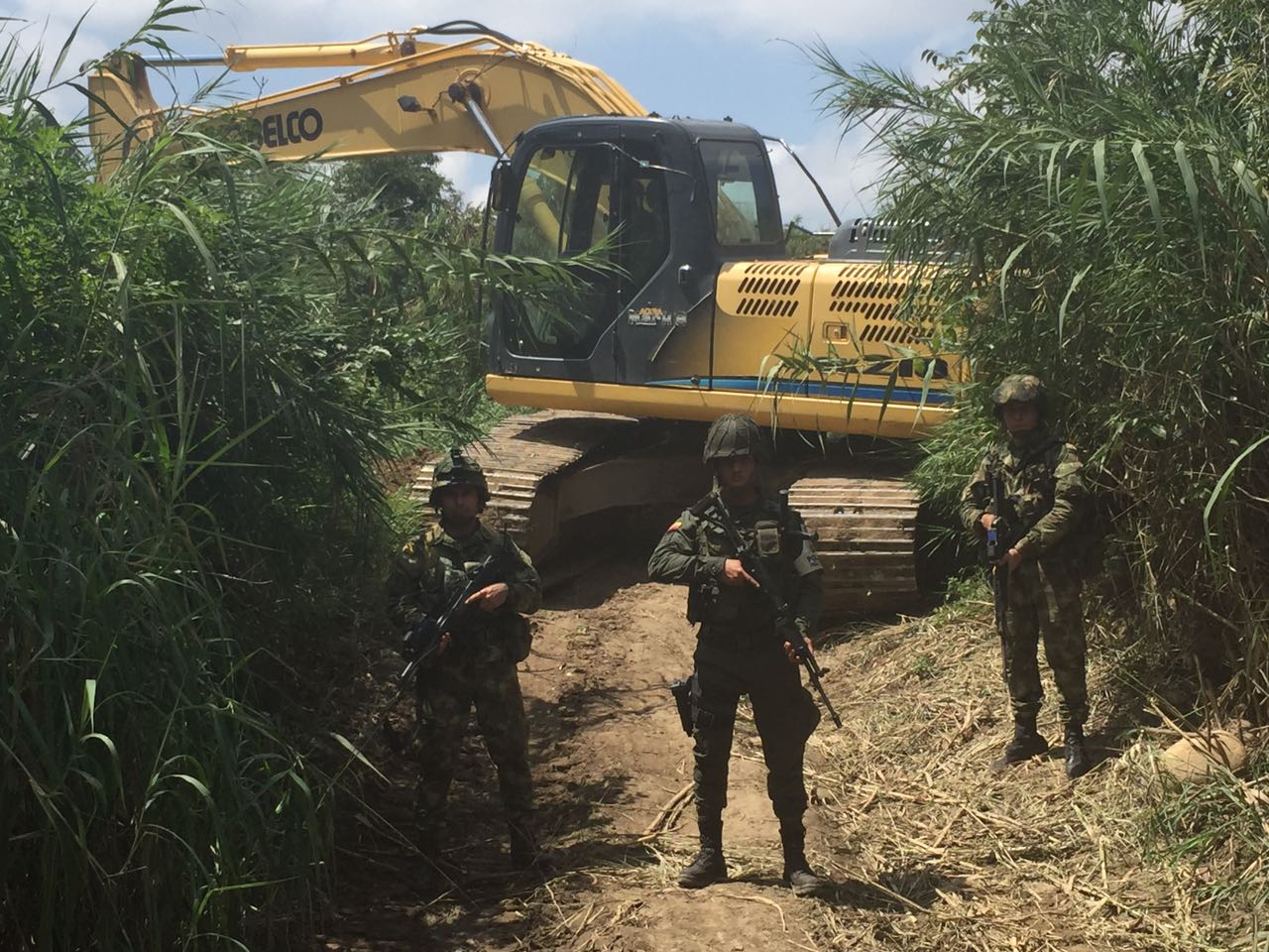 Policía y Ejercito Nacional cerrando vías al contrabando