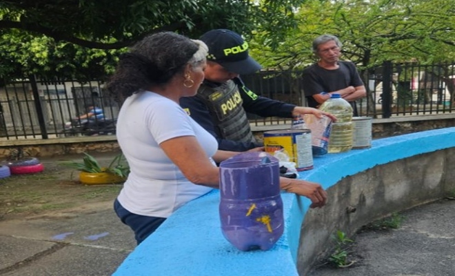 Policía Comunitaria embelleciendo parque 