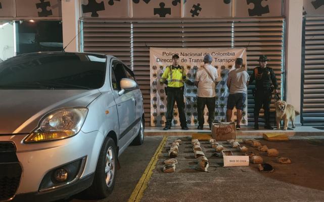 Personas capturadas-policías custodiando