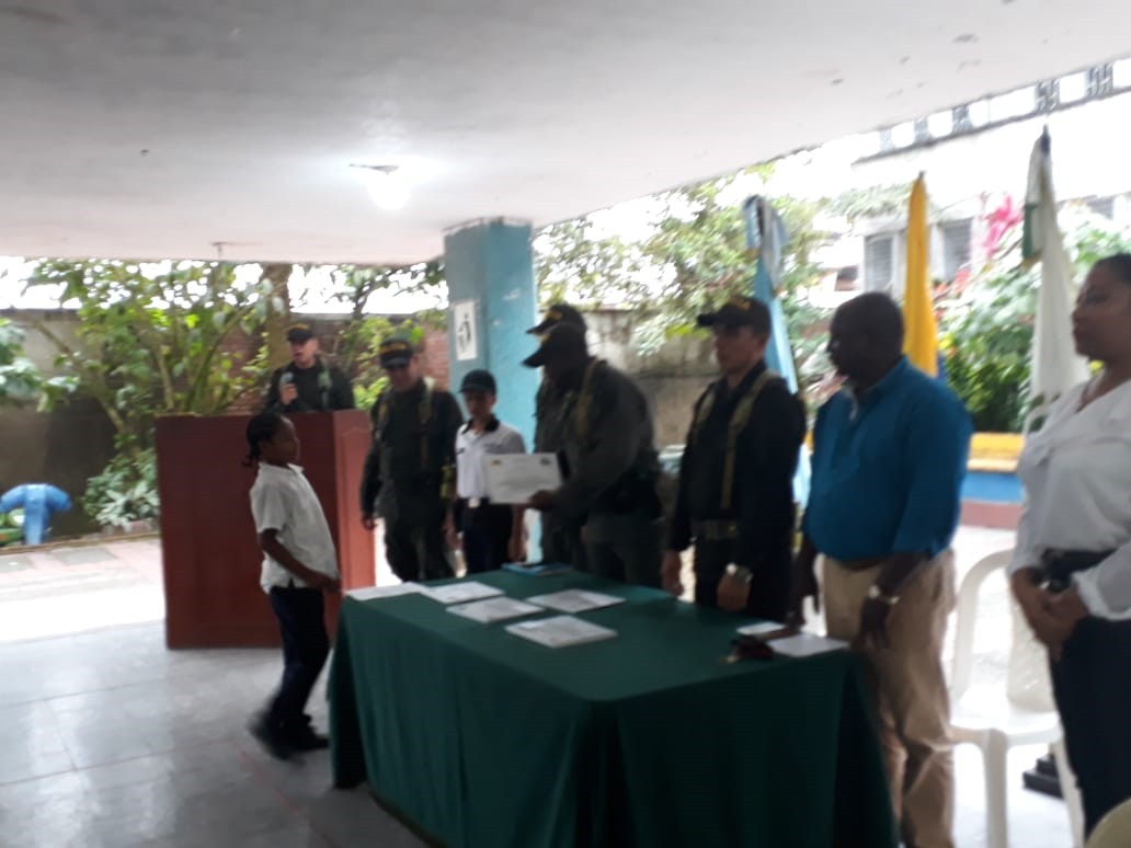 capacitacion-estudiantes-anti-droga-policia-valle
