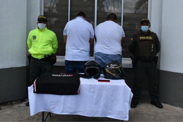 Personas capturadas-policías custodiando 