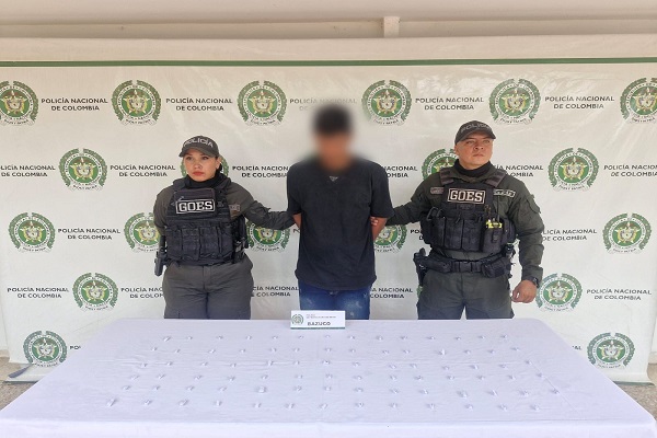 Dos Polic&iacute;as del Grupo de Operaciones Especiales (GOES) con un hombre capturado por el delito de tr&aacute;fico de estupefacientes