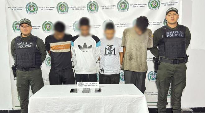 El grupo GAULA de la Polic&iacute;a Nacional presenta cuatro hombres capturados por delito de extorsi&oacute;n, tambi&eacute;n presentan sus celulares